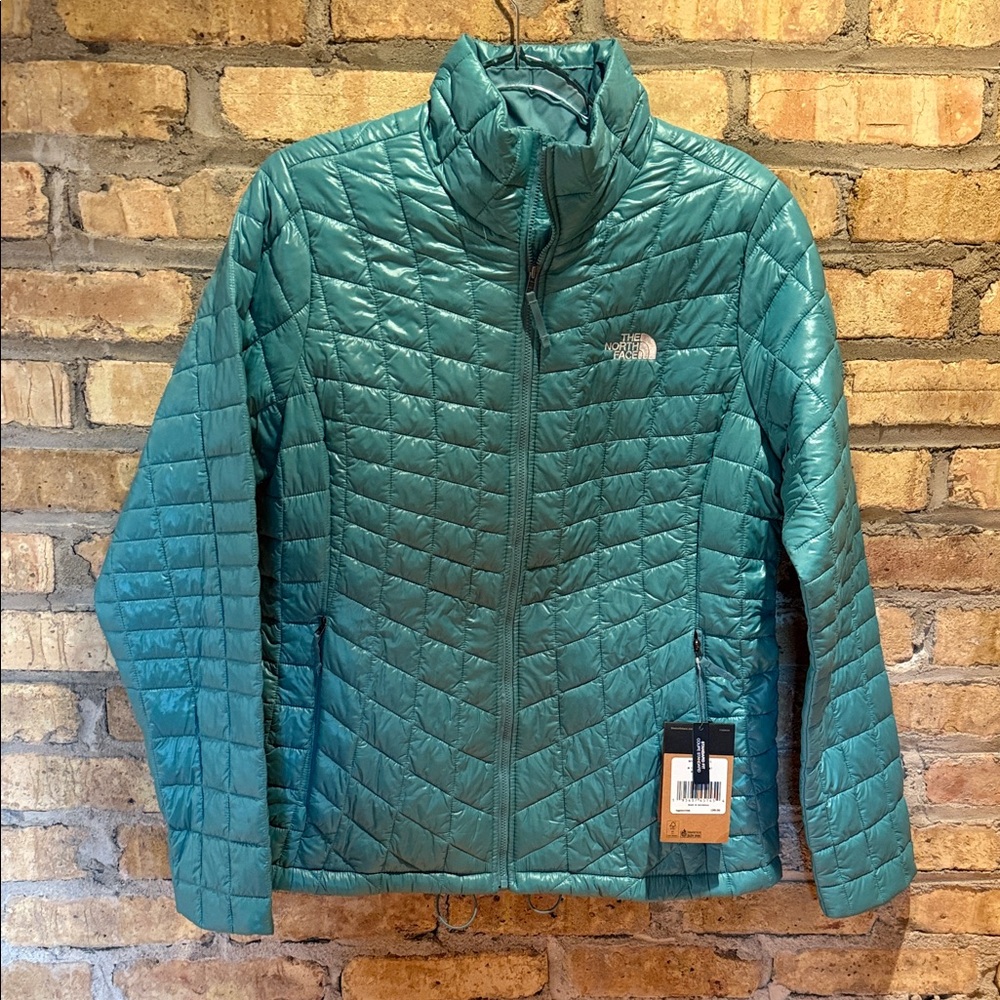Northface women’s size large New thermal ball jacket standard fit Bristol blue
